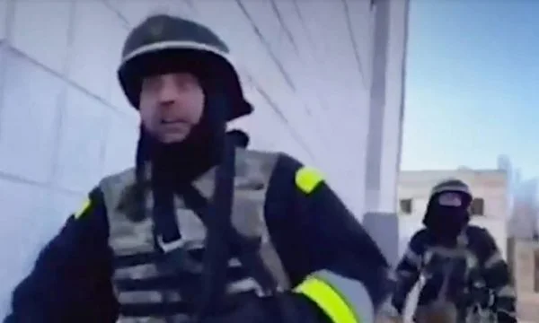 Pamje dramatike: Zjarrfikësit në Kyiv e shuajnë zjarrin, fillojnë të shtëna e shpërthime