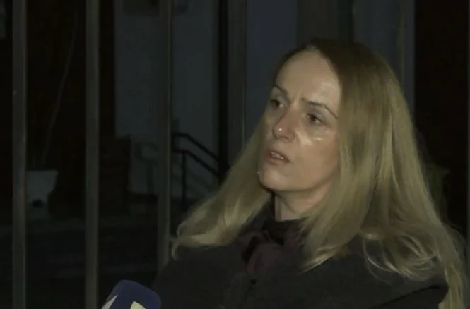 Alarmon drejtoresha e Arsimit: Nxënësit po blejnë armë online