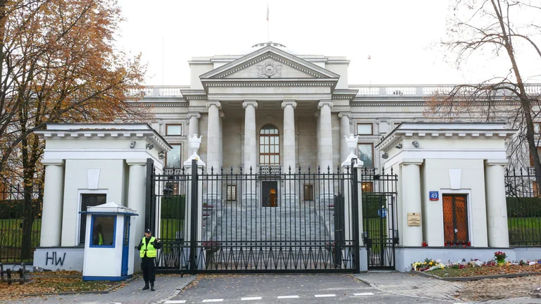 Polonia dëbon 45 diplomatë rusë të dyshuar për spiunazh