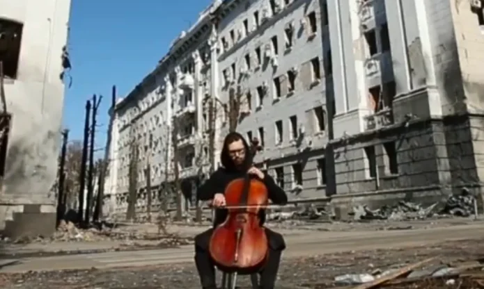Muzikë në rrethana lufte: Një burrë i bie violonçelit në qendër të Kharkiv-it të shkatërruar (VIDEO)