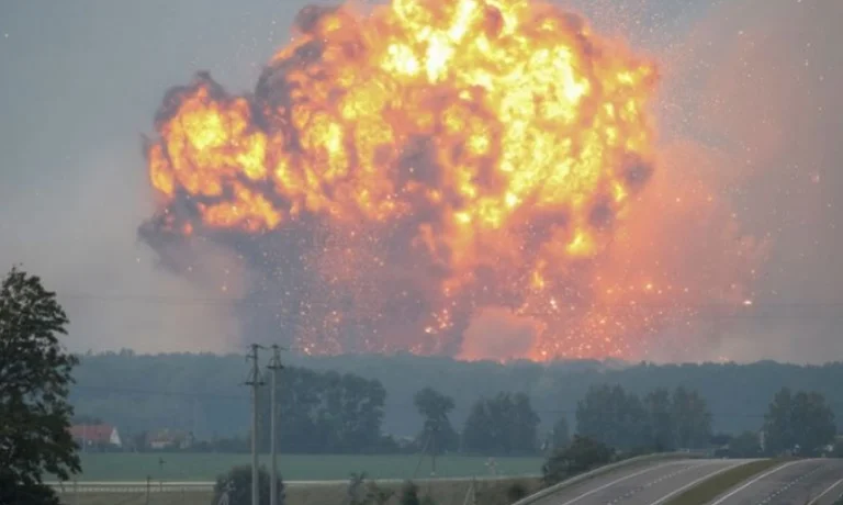 Rusia godet edhe depon e armëve në Ukrainë