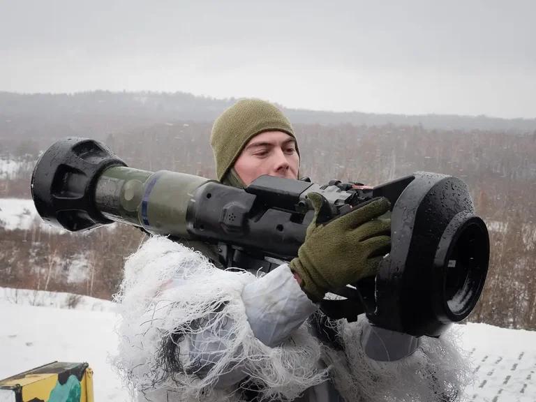 Mbretëria e Bashkuar: Kemi dërguar 4 mijë armë anti-tank drejt Ukrainës