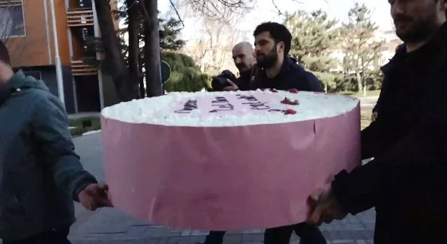 PSD ia uron qeverisë Kurti njëvjetorin me tortë