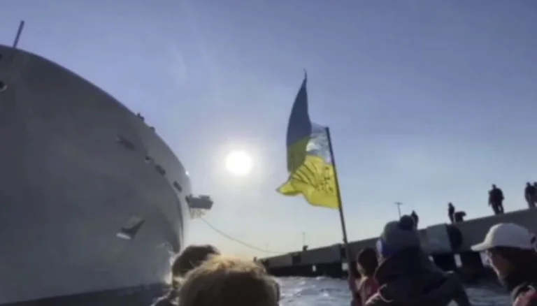 Të rinjtë ukrainas bllokojnë super-jahtin 600 milionë dollarësh e Abramoviqit (VIDEO)