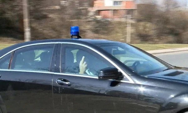 Milloradi vulgar: Dodiku në Prokurori për blerjen e vilës luksoze, ua çon gazetarëve gishtin e mesëm