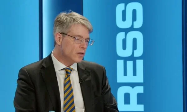 Schmitt u përgjigjet kritikave të Kadaresë: Ka folur për librin të cilin s’e ka lexuar