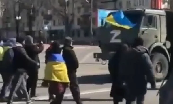 Des Ukrainiens non détestés forcent les camions russes à se retirer