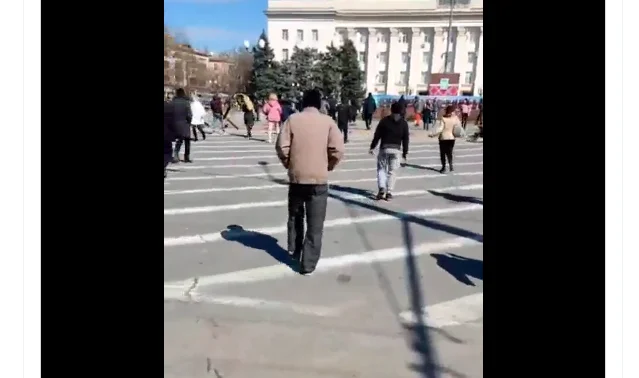 NEXTA publishes images: Russians launch protest crowd at Herson