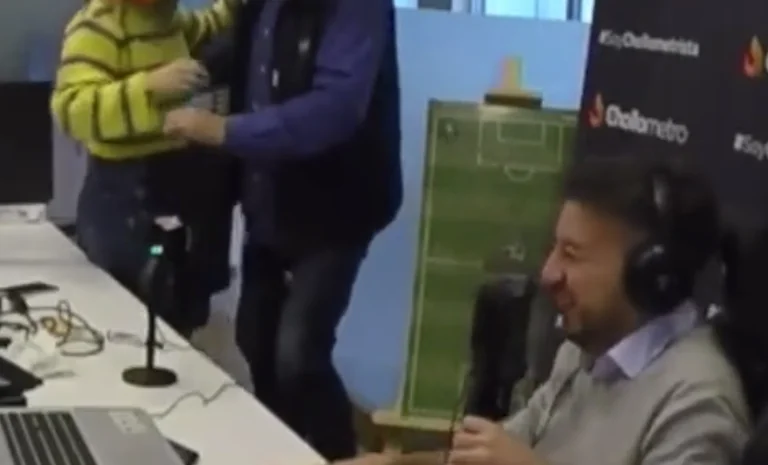 Estaba comentando sobre el juego, Real Barcelona, sus colegas lo detuvieron de bailar junto a él.