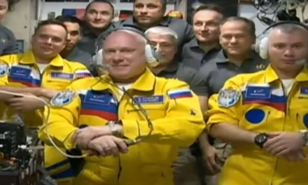 So why did Russian cosmonauts who arrived at the space station have clothes with the colors of the Ukrainian flag?