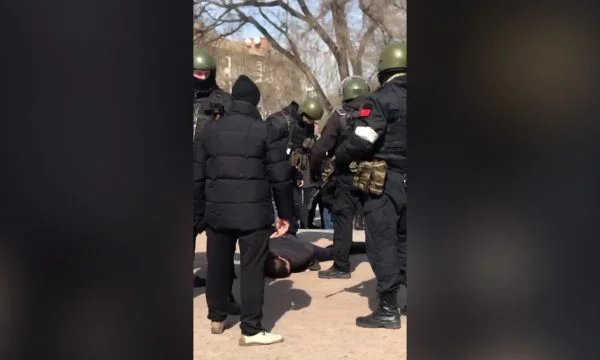 Des Ukrainiens protestent, des soldats russes s'arrêtent et les frappent au sol