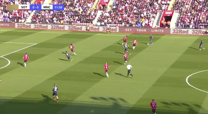 Regardez sa course et sa précision Sterling marque Southampton