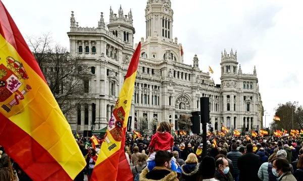 A differenza del Kosovo: protesta di massa in Spagna contro le escursioni dei prezzi