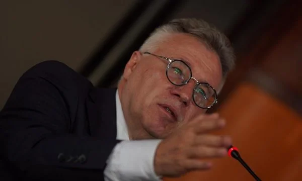 Le président russe en Bosnie encourage la guerre”