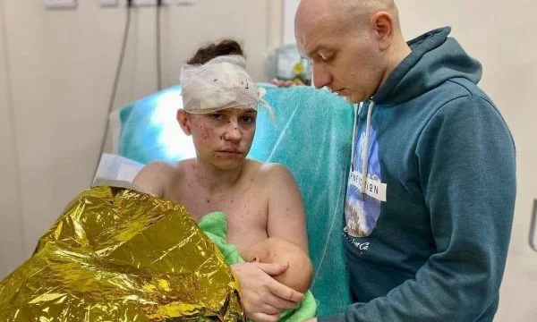 Das Baby entweicht den russischen Bombenanschlag dank der Umarmung von Mutter.