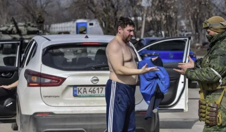 Les envahisseurs russes enlèvent des hommes.