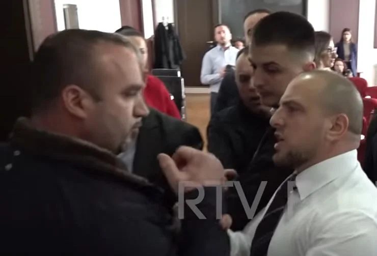 Dettagli derivano dallo scontro LDK e AAK Asmbellers in Istog