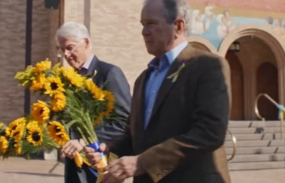 Clinton y Bush van a una iglesia ucraniana: Estados Unidos se solidifica con el pueblo ucraniano