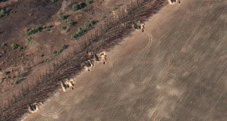 They're showing satellite images: Russian troops dig holes in Kiev