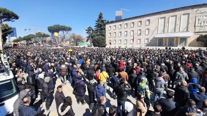 Commissione europea: le proteste dei cittadini in Albania contro gli aumenti dei prezzi sono legittime