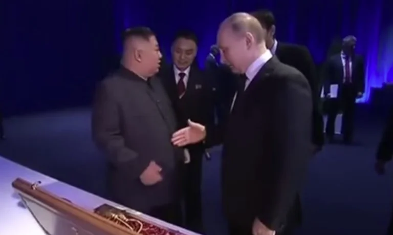 Moments when Putin did not form the world's politicians: S away reaching out (Video)