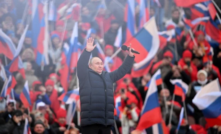 Poutine rassemble des milliers de personnes au stade : Mention élogieuse en Ukraine