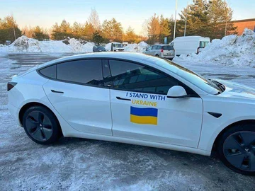 Albanés se trata en Finlandia, colocando la bandera de Ucrania en su coche, gran interés en fotografiarla