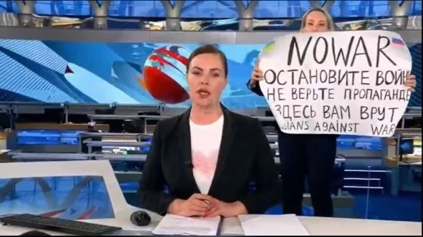 Le journaliste russe protestant contre les crimes de Poutine en direct