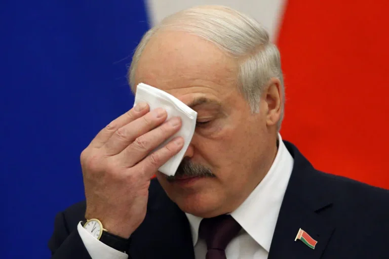 Loukachenko biélorusse parle à ses soldats: Nous n'avons pas ce que nous cherchons en Ukraine, nous sommes assez stupides pour y arriver.