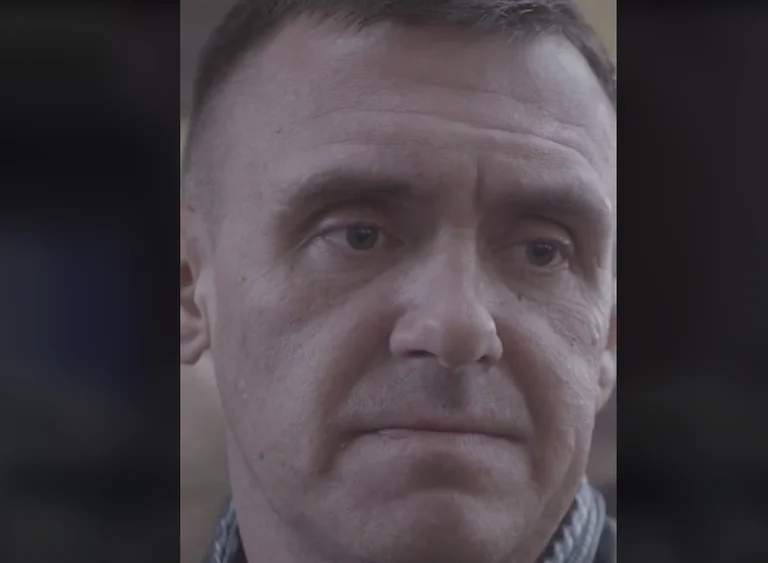 Dolore: Padre sostituisce il figlio assassinato nell'esercito, minaccia i russi (VIDEO)