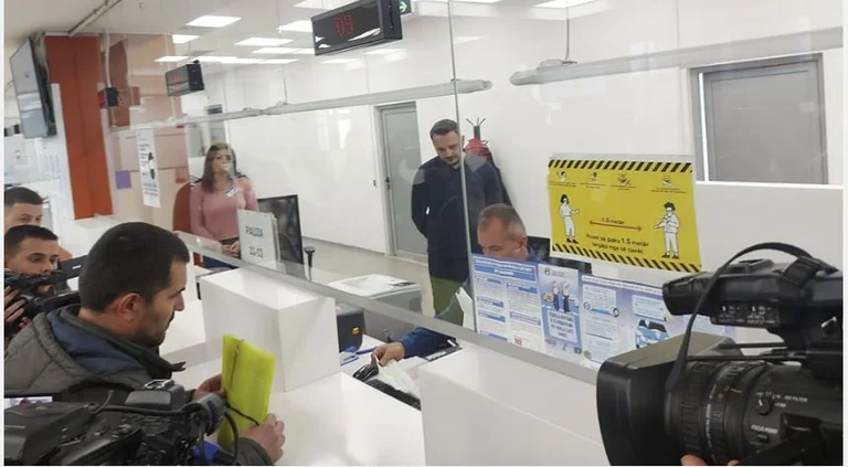 Lancement d'autocollants dans les voitures immatriculées