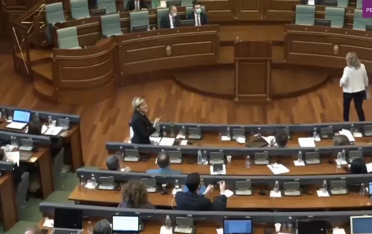 Kusari-Lila crie à Besnik Tahir dans la maison (Photo)