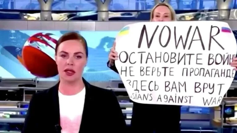Zelensky thanks protestor who stopped broadcasting Russian news