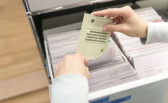 Quelle est la différence entre la résidence permanente et la citoyenneté suisse?