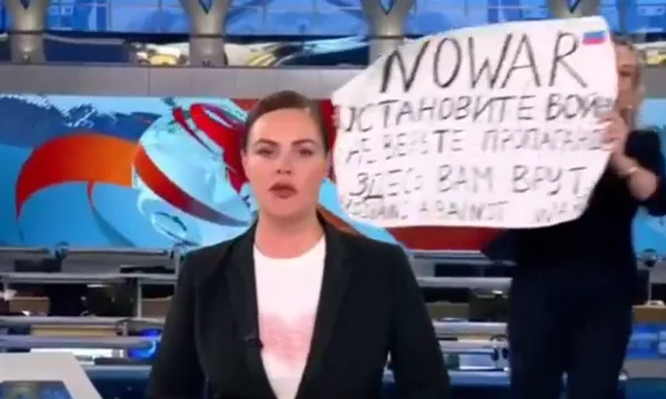 Russian Dauntless challenges Putin's propaganda, gets into news studios during broadcast