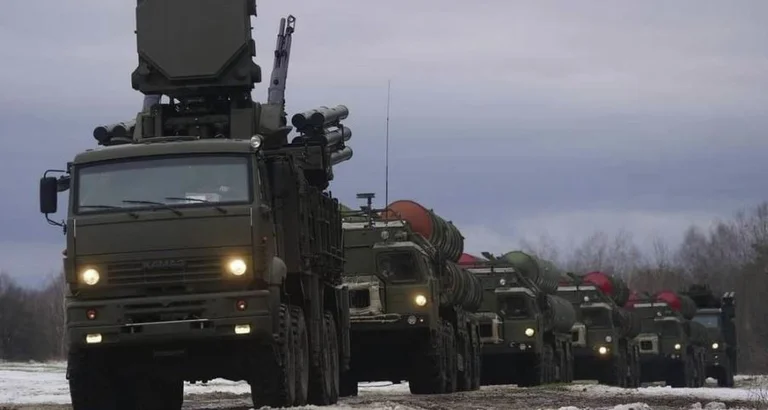 Columnas de equipo militar en la frontera de Belarús