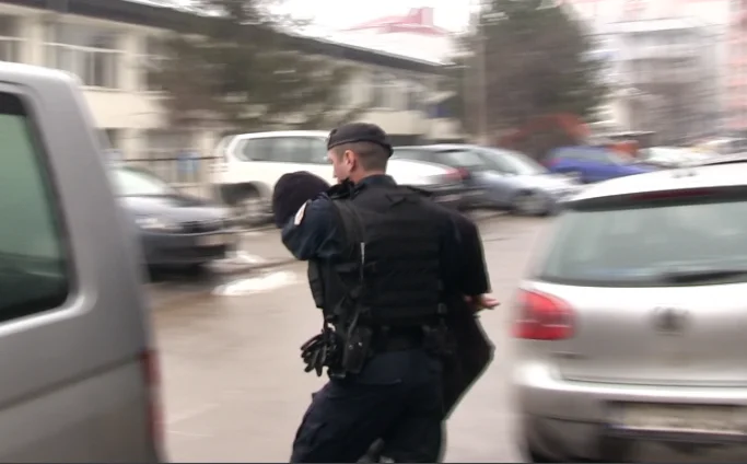 Tres ex oficiales de tráfico urbano arrestados: compraron el coche que el ex jefe vendió en un coche.