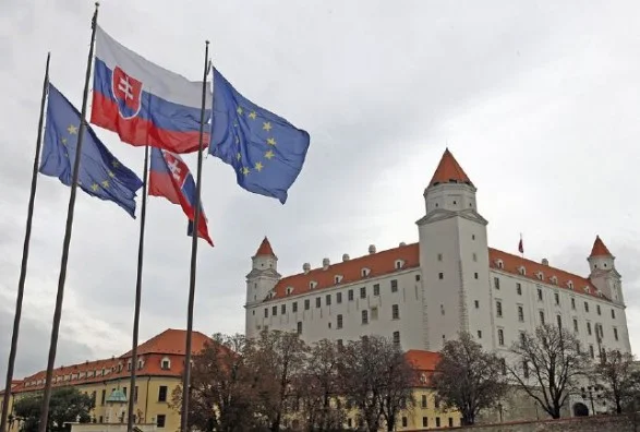 Slowakische Polizei verhaftet zwei Staatsbeamte, wurde heimlich von der Russischen Botschaft bezahlt