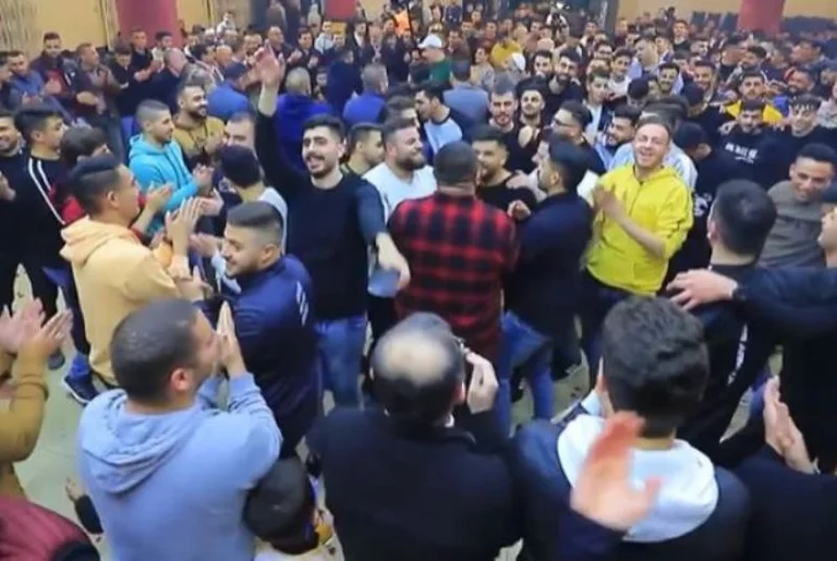 Les Palestiniens chantent à Poutine : Tuez les Ukrainiens, violez les femmes !