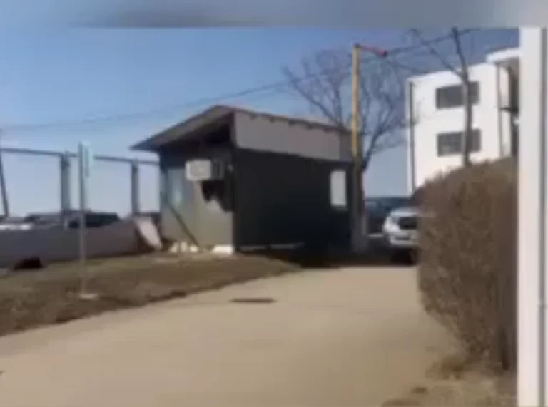 Heure à laquelle les agents arrêtés (VIDEO) sont amenés à l'inspecteur