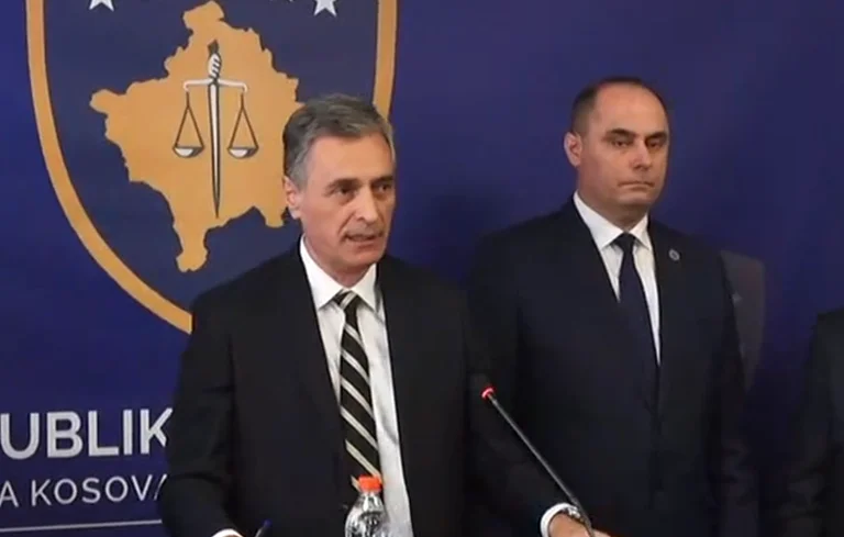 “event Le procureur en chef Lumez donne des détails sur l'arrestation de policiers