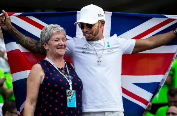 Lewis Hamilton nos sorprendió a todos. Quiere cambiar su apellido.