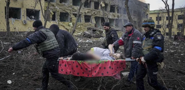 Ella muere con su bebé, la mujer embarazada fotografiada por ser evacuada del hospital bombardeado