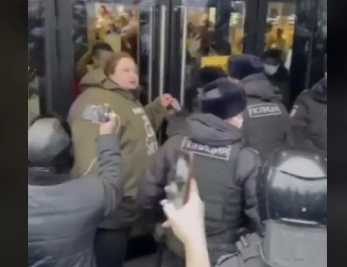 Poutine laisse derrière lui McDonald, le citoyen s'enchaîne pour protester.