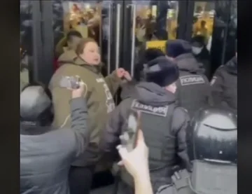 Putin deja atrás a McDonald's, el ciudadano se encadena en protesta.