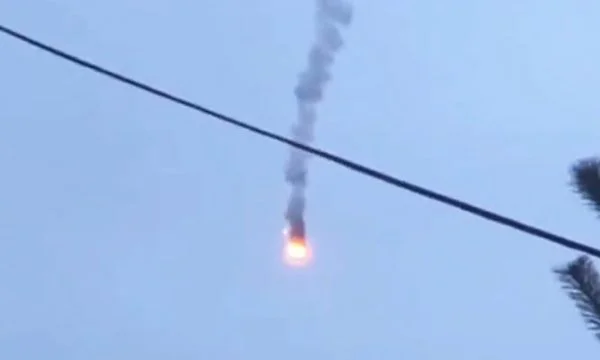 Vue lorsque les forces ukrainiennes ont écrasé un avion russe (Vidéo)
