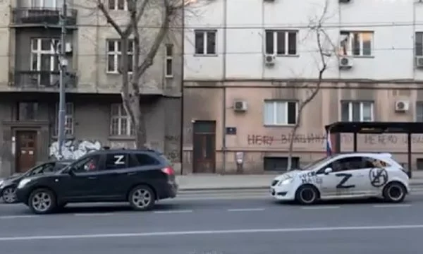 Welcome: Hundreds of Serbs in downtown Belgrade imitate Putin soldiers in Ukraine, see what they do