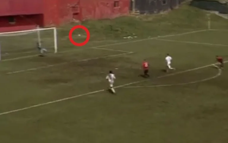 El futbolista Malisheva lleva la pelota a donde las arañas hacen