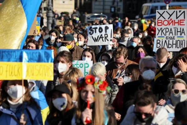 Nelle città tedesche decine di migliaia di manifestanti contro l'aggressione russa in Ucraina