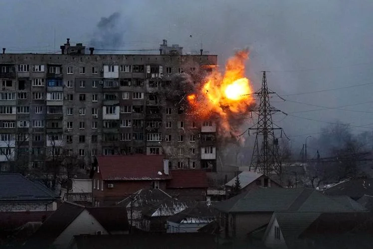 En 24 horas Rusia bombardea a Marioupolis 22 veces, matando al menos dos mil, 187